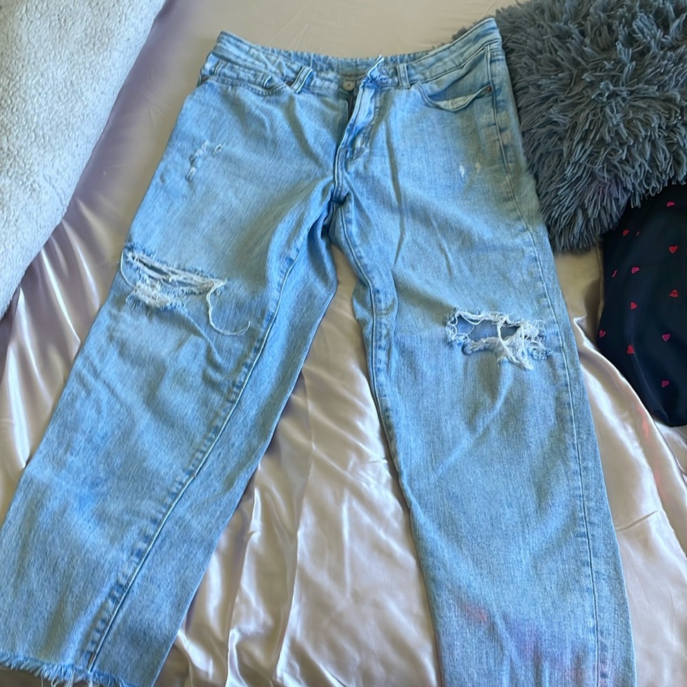 Ripped knee jeans